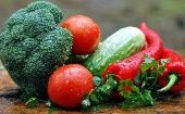 Frutas, verduras, granos, entre otros pueden tomarse como ejemplo de alimentos económicos y saludables.