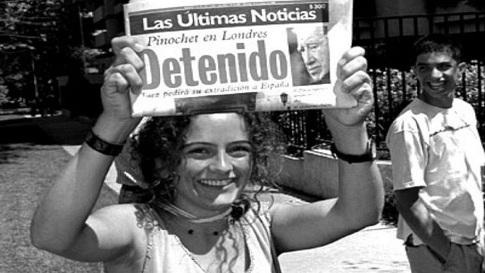 El pueblo chileno, especialmente los familiares de las víctimas de la dictadura celebraron la detención de Augusto Pinochet.