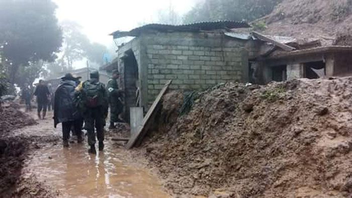 Miembros de Protección Civil continúan la búsqueda de la última víctima mortal tras el derrumbre en la zona.