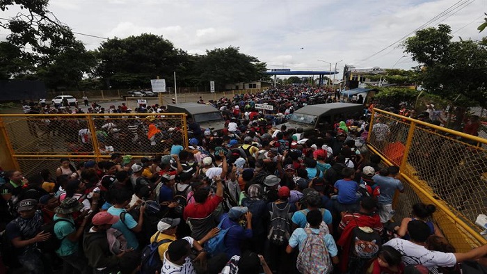 Unas 4.000 personas atravesaron el paso fronterizo entre Guatemala y México, pese a los obstáculos puestos por la policía mexicana.