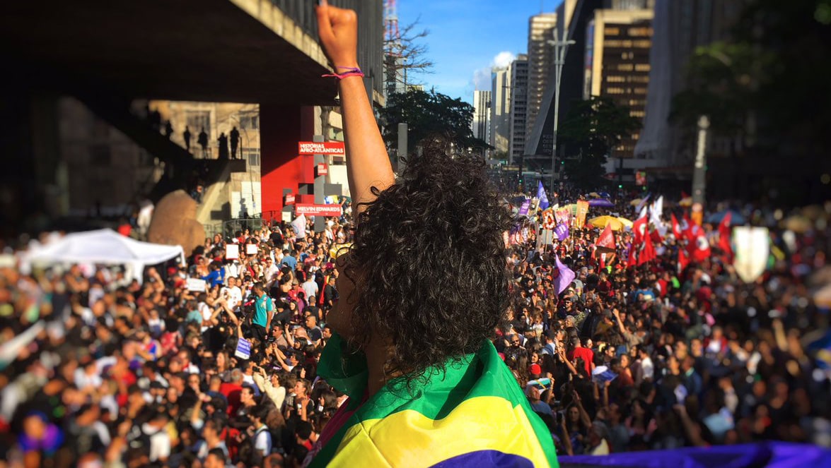 En Río de Janeiro los manifestantes gritaban consignas contra Bolsonaro y rindieron tributo al profesor de capoeira y compositor Rosário da Costa.
