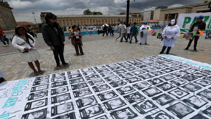 Fotografías de líderes sociales asesinados exhibidas como parte de una protesta, en septiembre pasado, en la Plaza de Bolívar en Bogotá.