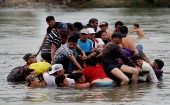 Migrantes, entre ellos niños y mujeres, ingresan a México a través del río debido al cierre de la frontera 