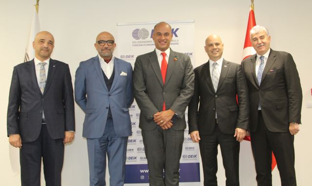 Héctor Rodríguez junto al Consejo de Negocios y Comercio Exterior de Turquía. 