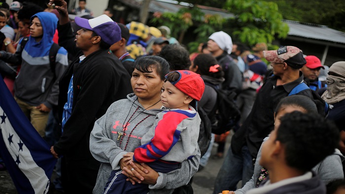 Efectivos policiales guatemaltecos permanecen en barricadas en la frontera, para evitar la entrada ilegal de nuevos migrantes de Honduras.