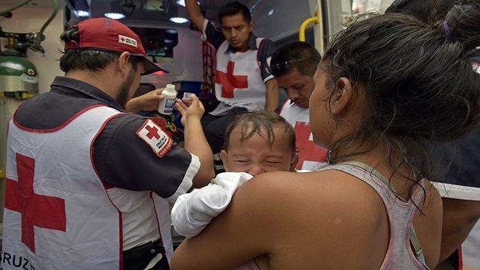 Miembros de la Cruz Roja atienden a los migrantes.