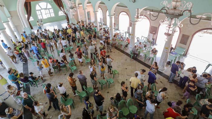 Brasileños esperan la apertura de las mesas para participar en la segunda vuelta electoral.