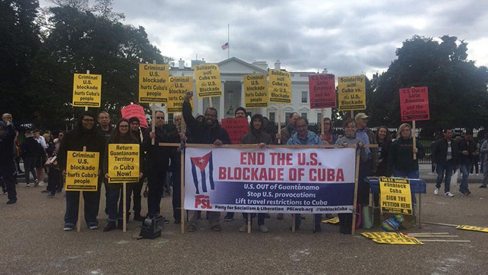 Los manifestantes también pidieron que se levanten las restricciones de viaje a Cuba que EE.UU. impone a sus ciudadanos.