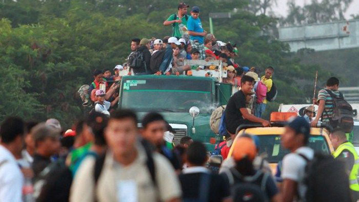 Pese a las advertencias de las autoridades con detener a los migrantes, los centroamericanos caminan hacia el centro buscando alimentos.