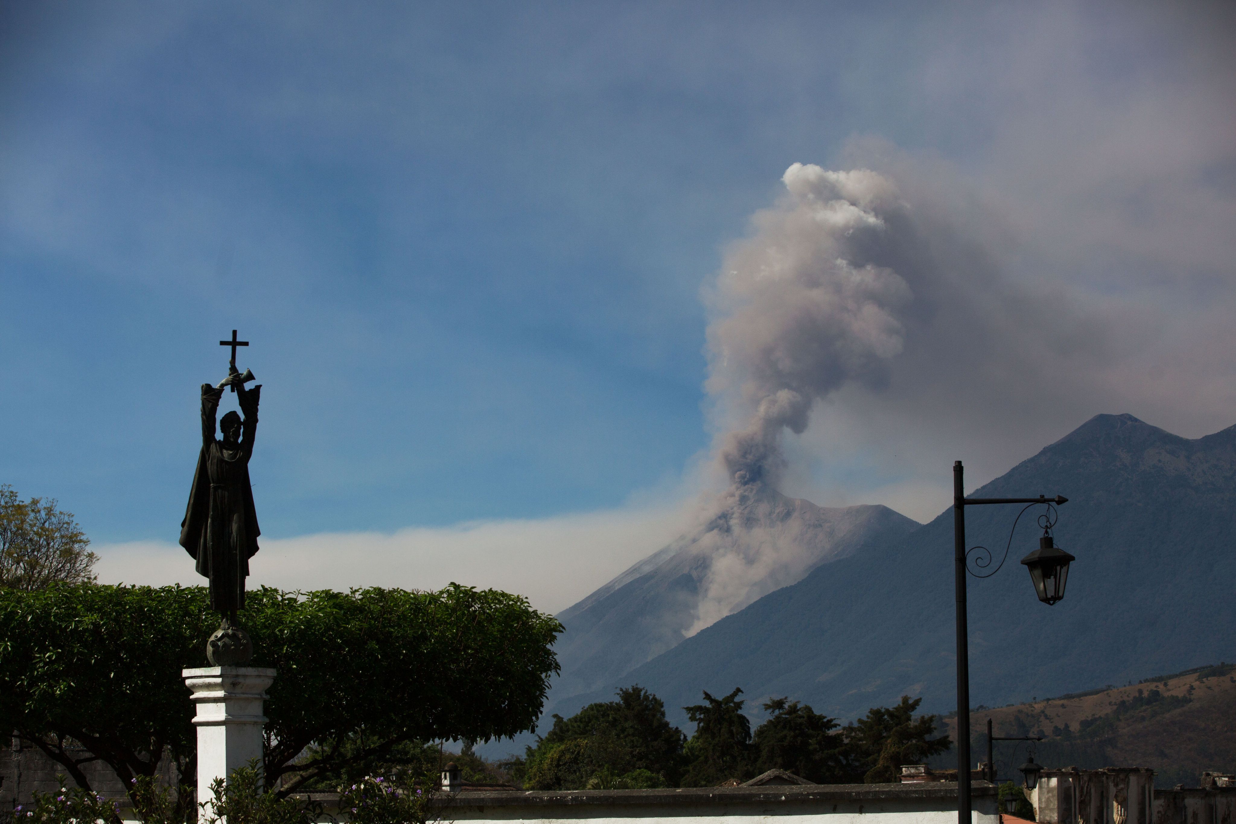 En octubre unas 60 personas dejaron sus hogares debido a que el volcán de Fuego registró actividad.