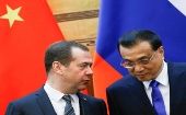 El primer ministro ruso, Dmitri Medvédev (i), y su par chino, Li Keqiang, en la clausura del programa de cooperación entre China y Rusia en noviembre de 2017.