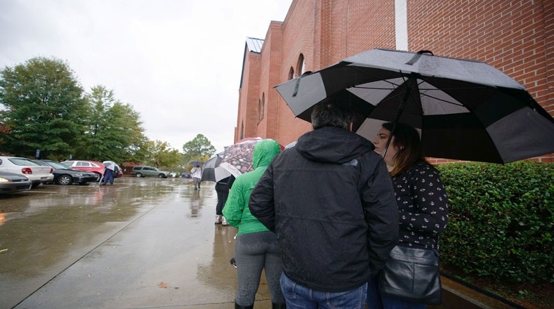 Los electores no se detuvieron en su salida a los centros electorales pese a las fuertes lluvias. 