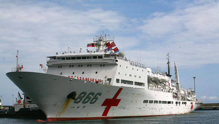 El buque cuenta con 20 traductores proporcionados por la Embajada de China en Dominicana para facilitar el trabajo y la comunicación entre los pacientes y el cuerpo médico.