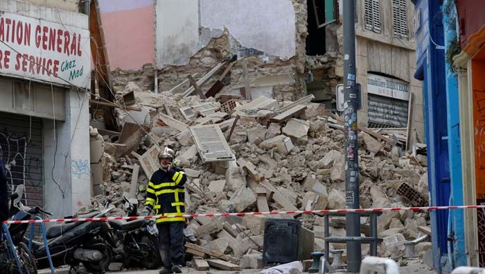 Autoridades francesas abrieron una investigación para conocer las causa del derrumbe de los edificios.