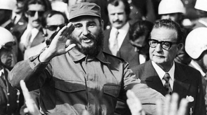 El 10 de noviembre de 1971 el líder de la Revolución cubana, Fidel Castro, pisó suelo chileno para realizar un recorrido de tres semanas de la mano del primer presidente socialista electo en el mundo, Salvador Allende. 