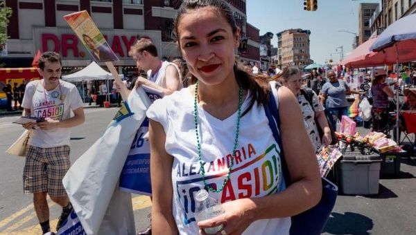 Alexandria Ocasio-Cortez en el Bronx durante la marcha del orgullo LGBTIQ.