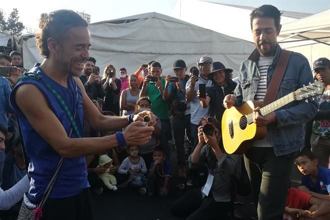 La banda de rock mexicano cantó “Olita de altamar” y “Las flores” a los migrantes que estaban en el albergue.