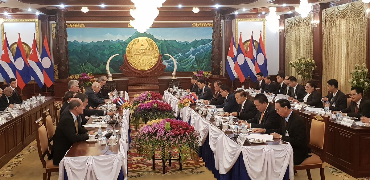 El presidente cubano en pleno diálogo con su homólogo de Laos.