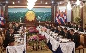 El presidente cubano en pleno diálogo con su homólogo de Laos.