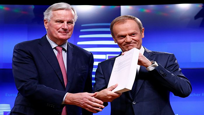 Donald Tusk recibió el acuerdo sobre el Brexit de manos del negociador europeo, Michel Barnier.