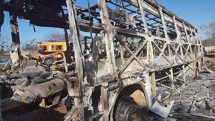 Las autoridades aún desconocen la cifra exacta de fallecidos y heridos por el incendio del autobús.