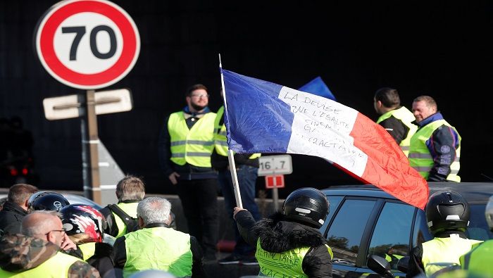 Gobierno francés afirma que el aumento del combustible se mantendrá pese a las protestas.