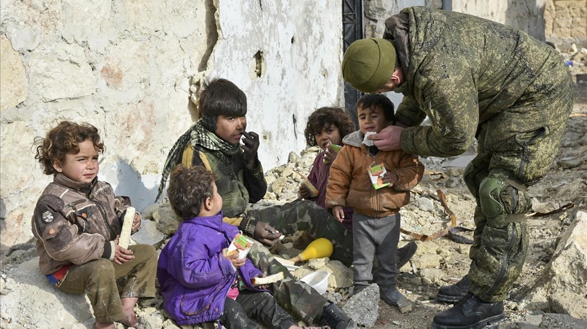 Un militar ruso comparte con niños en Alepo, Siria (archivo).