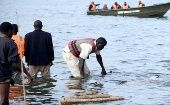 Cuerpos de rescate de Uganda continúan las labores de búsqueda y rescate en el lago Victoria.