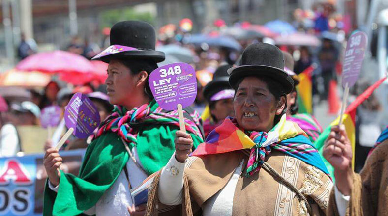 En Bolivia, miles de mujeres de comunidades indígenas participaron este lunes en una marcha contra la violencia de género en La Paz (capital) para denunciar los casos de femicidios.