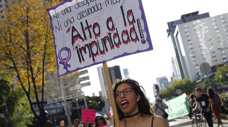 En Ciudad de México (capital) mujeres de todas las edades se unieron a la marcha en rechazo a la violencia que sufren las féminas con la consigna "Ni una más".