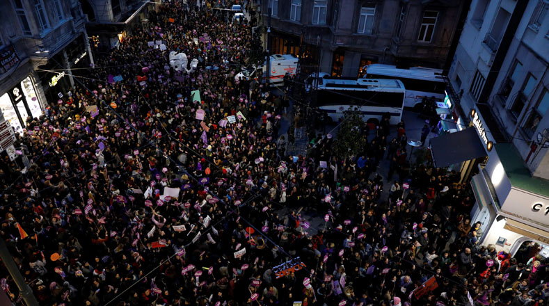 En Turquía, miles de activistas sociales y ciudadanos de diversas regiones del país se sumaron a la movilización realizada en la capital, Estambul, para protestar contra la violencia de género.