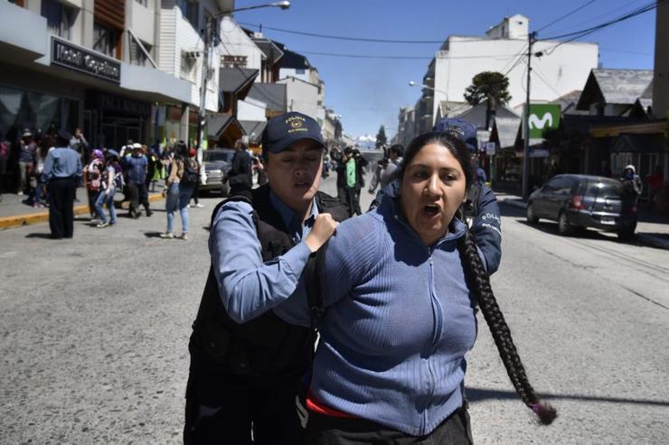 Diez personas fueron detenidas durante las protestas al cumplirse un año del asesinato de Rafael Nahuel. Varias de ellas, mapuches, incluyendo tres menores de edad.