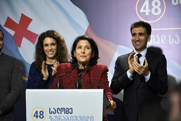 La exministra de Relaciones Exteriores se convirtió en la primera mujer elegida presidente en Georgia.