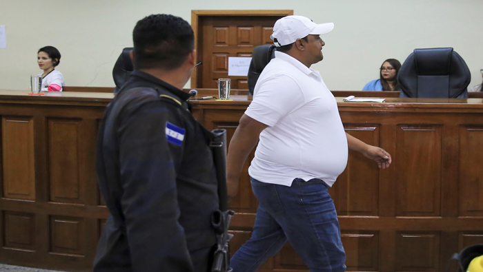 El teniente retirado Douglas Bustillo, uno de los siete sentenciados por el asesinato, el jueves en una sala de juicio de Tegucigalpa.
