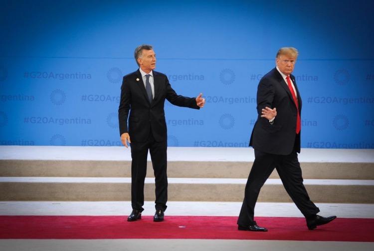 Trump dejó a Macri con la mano estirada.