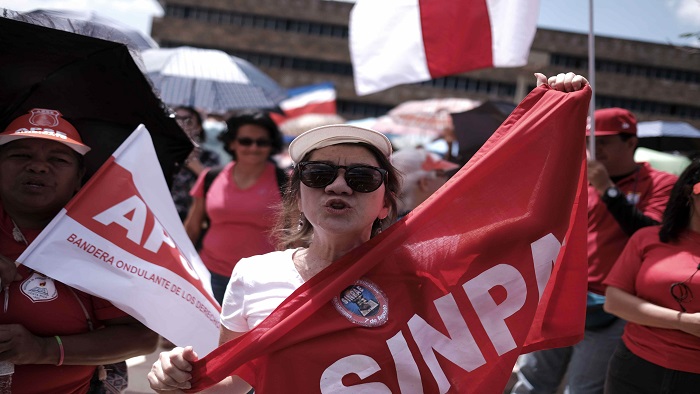 Más de 65.000 profesionales se manifestaron contra la reforma fiscal y el recorte del presupuesto de Costa Rica.