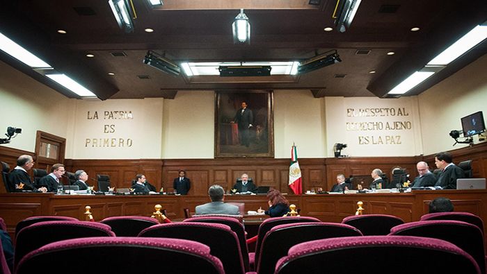 Magistrados de la Corte Suprema de México frenan ley para limitar el salario de los funcionarios públicos.