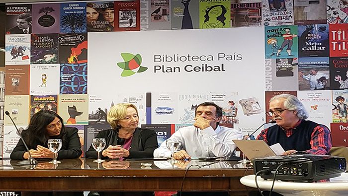 Autoridades del Plan Ceibal inauguran la biblioteca virtual en Uruguay.