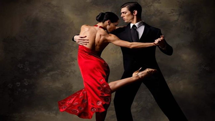 El tango es un género musical y una exquisita danza argentina. La región de Río de Plata, tiende a extender la influencia cultural de este baile.