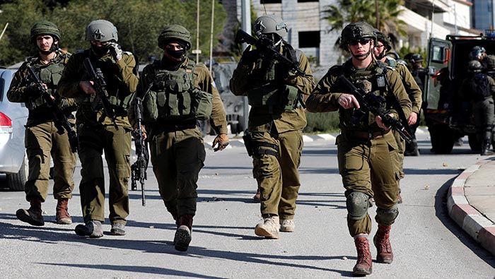 Soldados israelíes siguen en la búsqueda de presuntos atacantes palestinos.