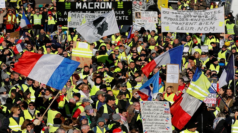 Las y los ciudadanos agrupados bajo el movimiento de los chalecos amarillos, salieron este sábado a las calles de Francia en su quinta jornada de protestas para exigirle al Gobierno francés que realice una revisión constitucional completa.