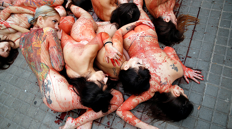 Activistas se desnudan en protesta por el uso de pieles animales