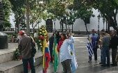 Los migrantes realizaron una ofrenda floral ante el Libertador Simón Bolívar, por conmemorarse este lunes el 188 aniversario de su fallecimiento. 