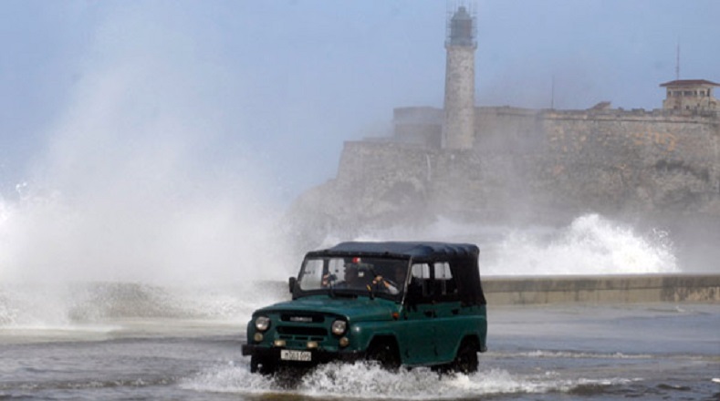El Instituto de Meteorología de Cuba (Insmet), informó desde el pasado jueves 20 de diciembre, que la baja extratropical que afecta al país ha causado  inundaciones en la zonas del Malecón Habanero.