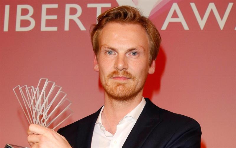El periodista alemán Claas Relotius posa con su premio Reemtsma Liberty en marzo de 2017.