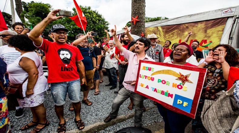 Brasileños llegan a Curitiba para la Vigilia Lula Libre
