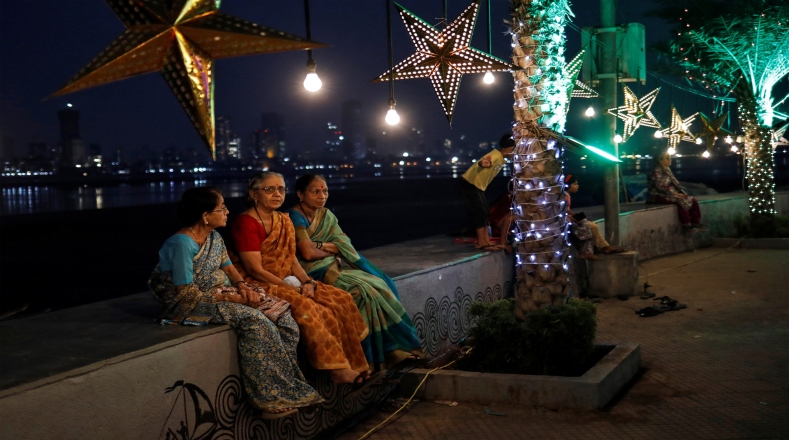 En la India, país multirreligioso, se celebra la Navidad occidental y el Diwali, la festividad más importante de los hindúes, también conocida como "La fiesta de las luces" ya que son ellas las que se iluminan las calles de las ciudades y los pueblos.