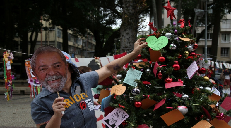 Para muchos, este año en Brasil la Navidad fue distinta. Cientos de personas decidieron pasar la medianoche a las afueras de la prisión en Curitiba donde desde abril se encuentra preso el expresidente y líder obrero Lula da Silva. El espíritu de amor y solidaridad llevado a su más real esencia.