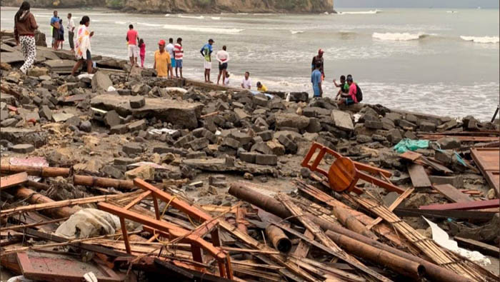 Unas 83 viviendas han sido afectadas por los embates de las olas y diez están completamente destruidas.