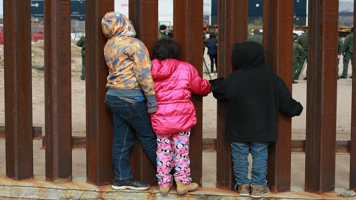 Al menos 50.000 niños migrantes solos han cruzado la frontera entre EE.UU. y México.